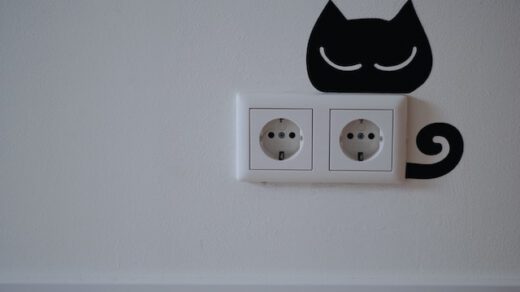 gniazdka elektryczne i naklejka kota na ścianie