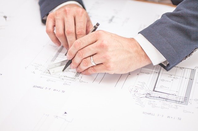 Architekt podczas pracy nad projektem