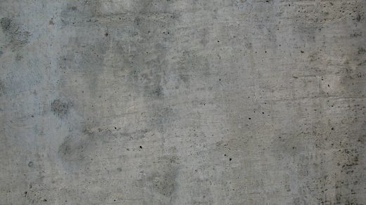 Powierzchnia betonowej płyty fundamentowej z widoczną fakturą materiału.
