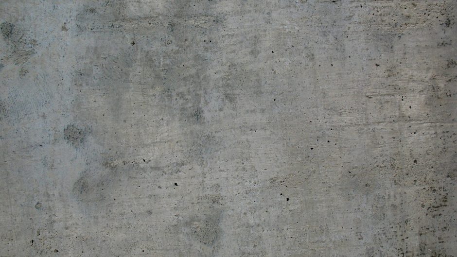 Powierzchnia betonowej płyty fundamentowej z widoczną fakturą materiału.