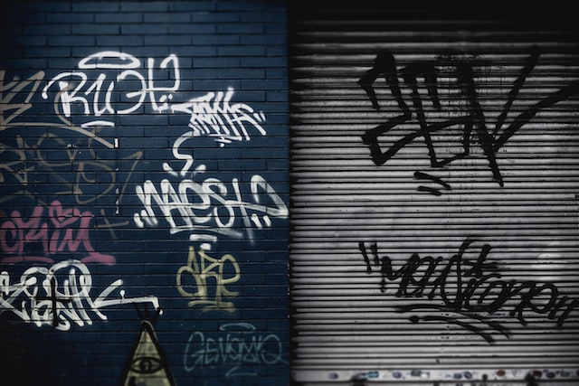Napisy graffiti na ścianach