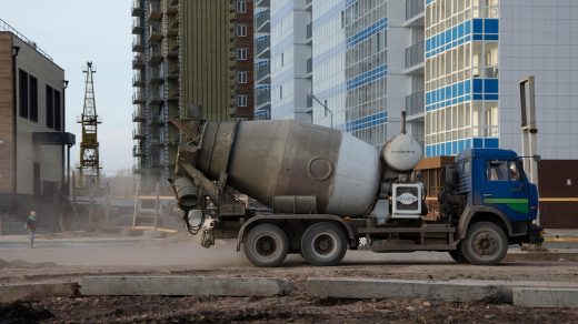 Gruszka betoniarska dostarczająca beton na plac budowy w mieście