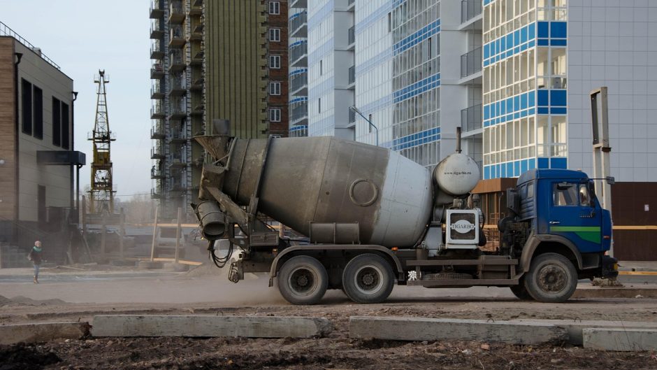 Gruszka betoniarska dostarczająca beton na plac budowy w mieście